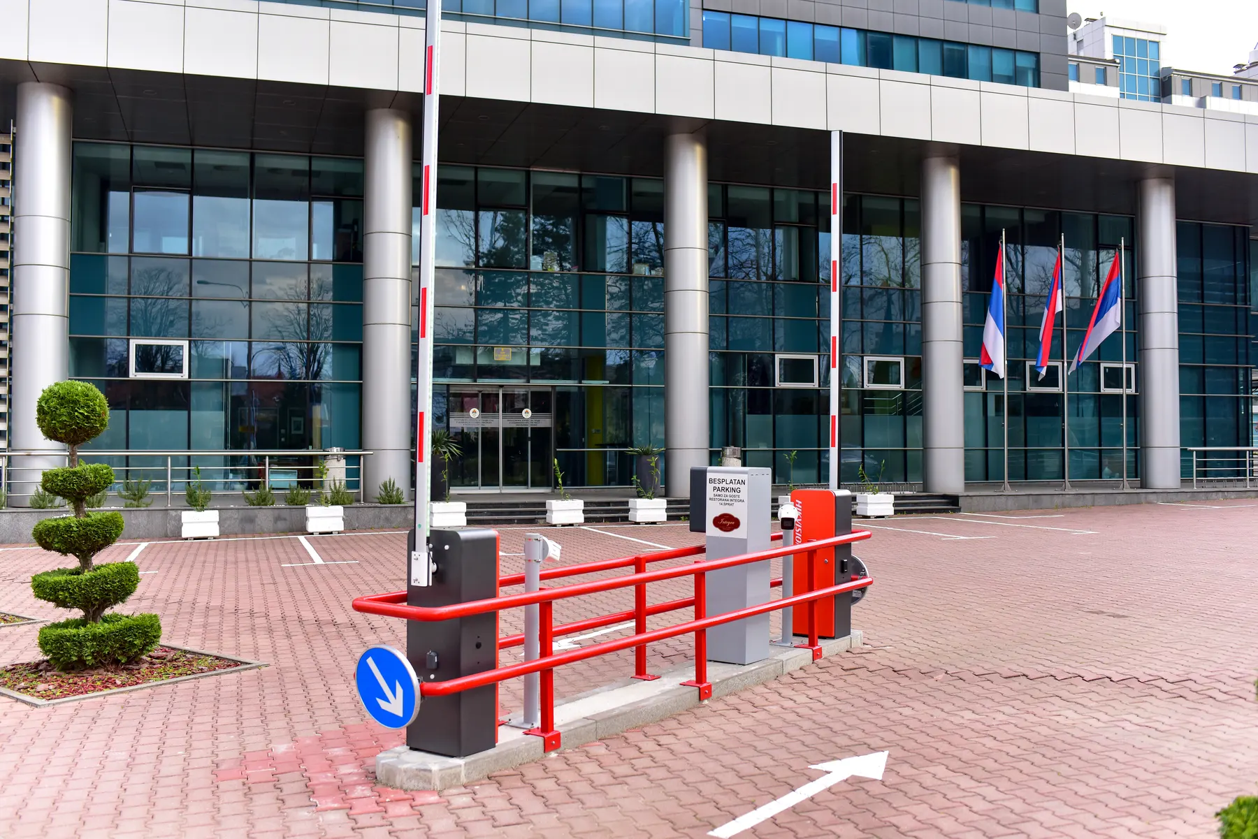 Integra, Banja Luka: Ulaz i izlaz s rampama i terminalima